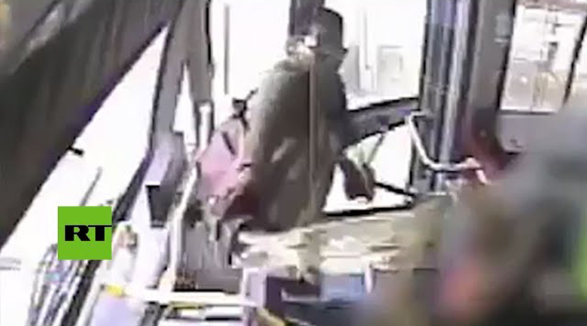 Video: Se orina en un vaso y se lo avienta a la conductora del autobús | El Imparcial de Oaxaca