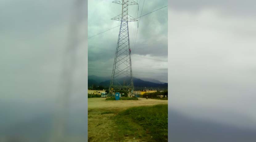 Video: Se subió a una torre de luz en Atzompa, Oaxaca; amenazaba con suicidarse | El Imparcial de Oaxaca