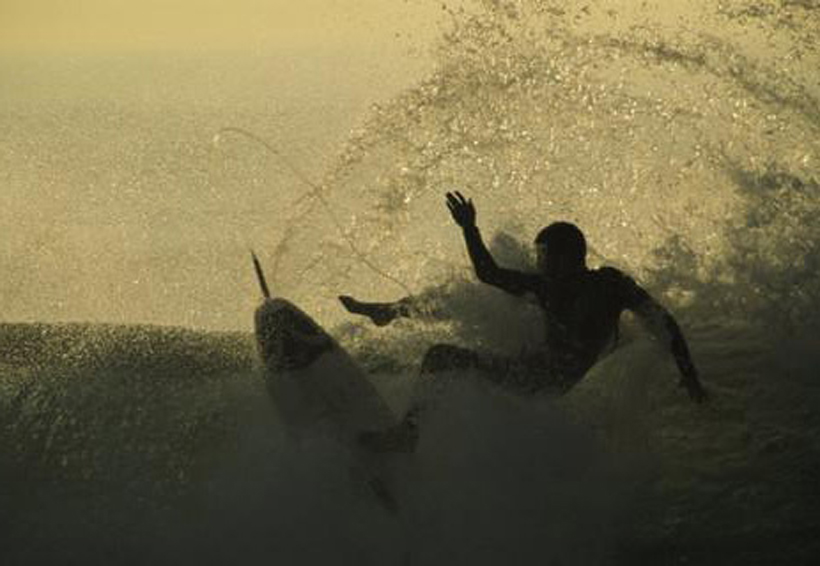 Surfista profesional oaxaqueño muere ahogado en una alberca