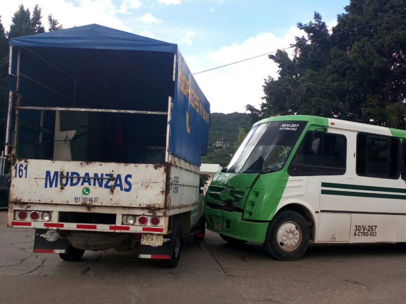 Aparatoso choque en carretera al Rosario | El Imparcial de Oaxaca