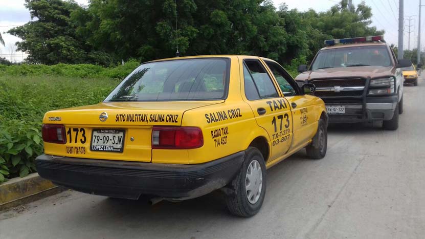 Por imprudencia, impacta un taxi en Salina Cruz, Oaxaca ; paga los daños