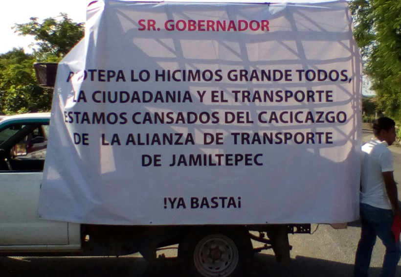 Transportistas de la Costa de Oaxaca piden al gobierno atención a través de un bloqueo | El Imparcial de Oaxaca