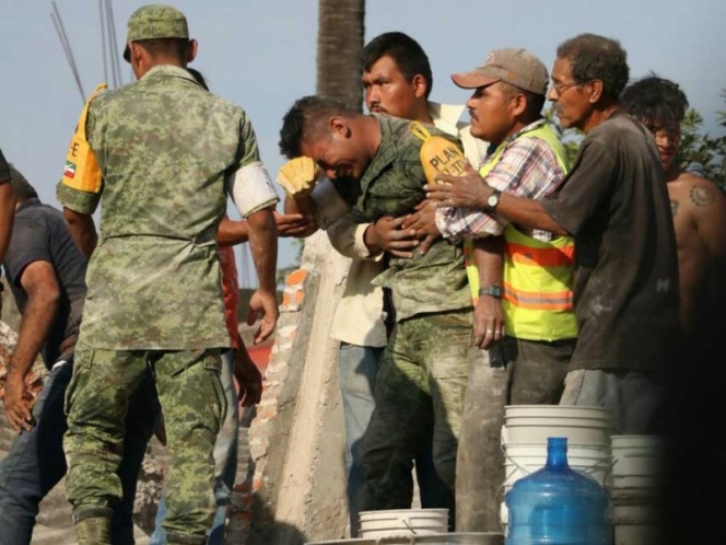 Soldado rompe en llanto tras rescatar los restos de una madre e hija | El Imparcial de Oaxaca