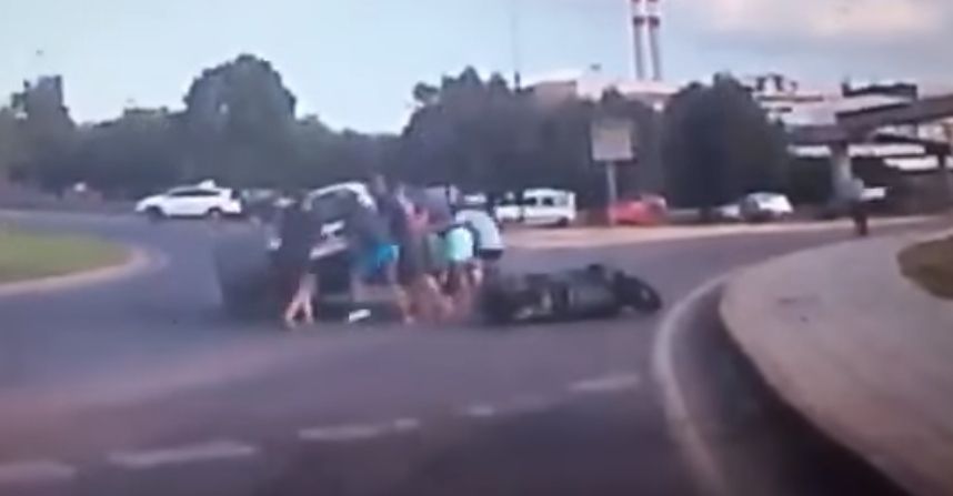 Un motorista queda atrapado bajo un coche | El Imparcial de Oaxaca