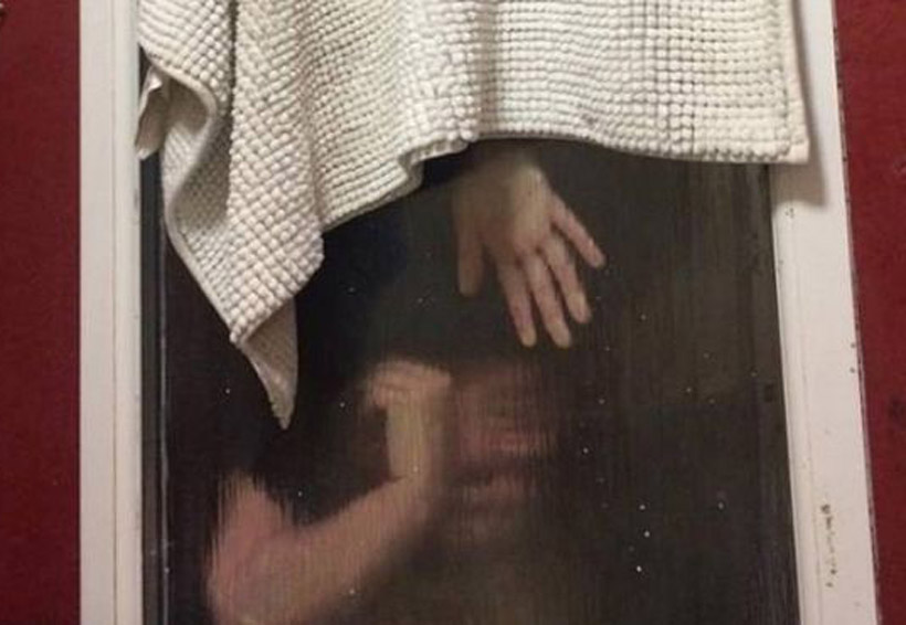 Mujer queda atrapada en una ventana mientras intentaba deshacerse de sus excrementos durante una cita de Tinder | El Imparcial de Oaxaca