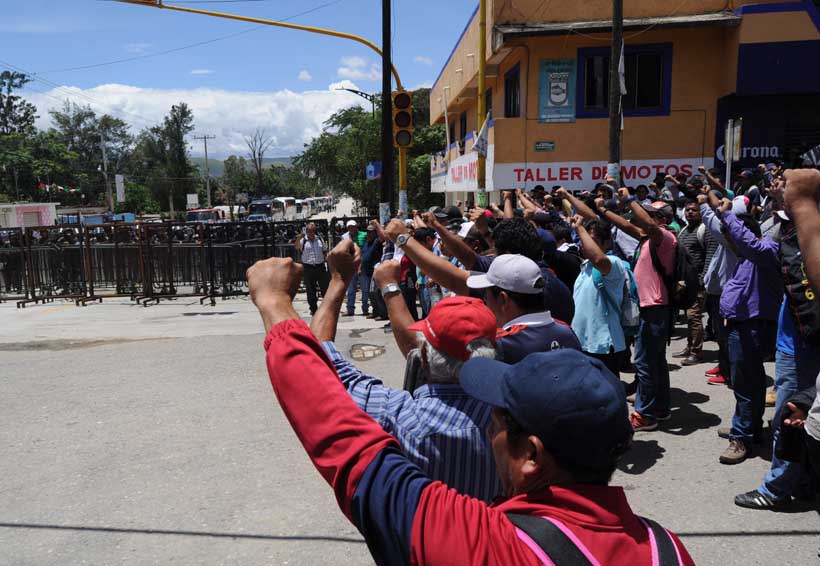 Más de cinco horas duró la violenta protesta en Oaxaca entre policías y Sección 22