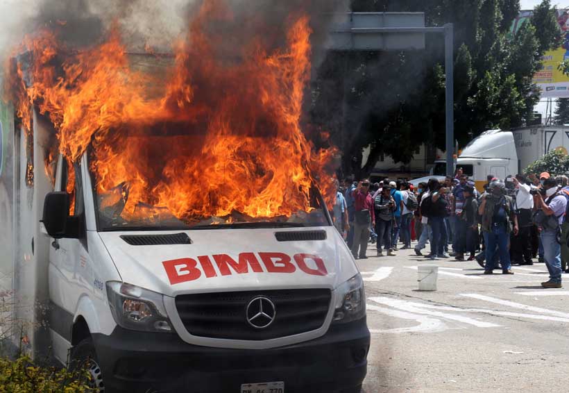 Más de cinco horas duró la violenta protesta en Oaxaca entre policías y Sección 22