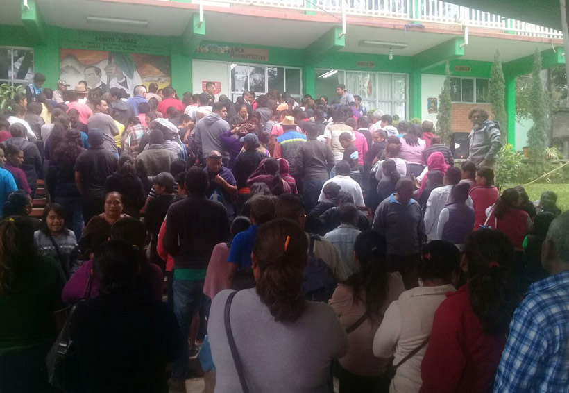 Expulsan padres a docentes de Sección 22 en Oaxaca | El Imparcial de Oaxaca
