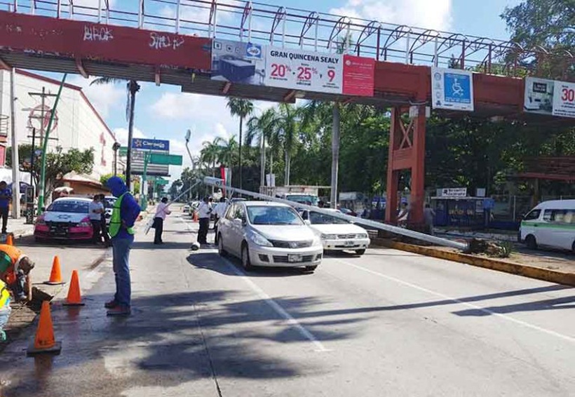 Poste de alumbrado público cae sobre dos automóviles | El Imparcial de Oaxaca