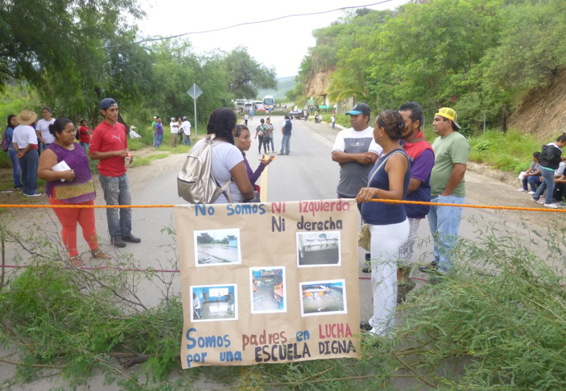 Padres de familia de la Mixteca realizan bloqueo carretero | El Imparcial de Oaxaca