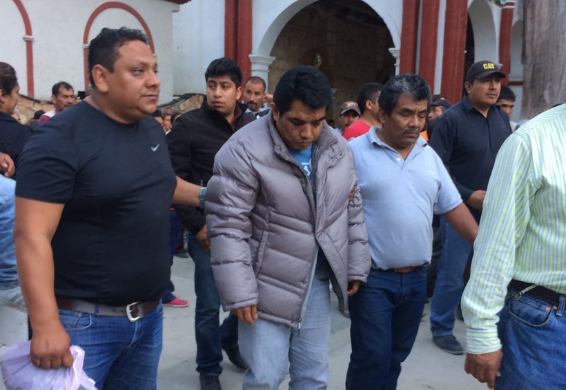 Elemento de la Fiscalía de Tlaxiaco fue exhibido ante la población | El Imparcial de Oaxaca