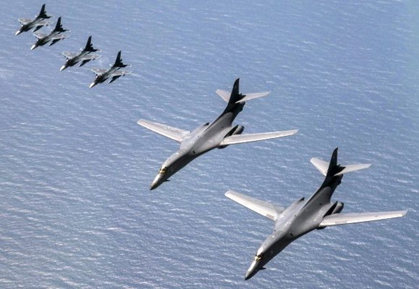 Bombarderos estadounidenses sobrevuelan costas de Corea del Norte | El Imparcial de Oaxaca