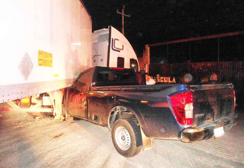 Camioneta queda debajo de tráiler | El Imparcial de Oaxaca