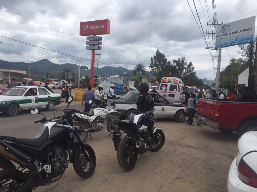 Atropella taxi a padre e hija a bordo de una moto en Huajuapan de León, Oaxaca | El Imparcial de Oaxaca