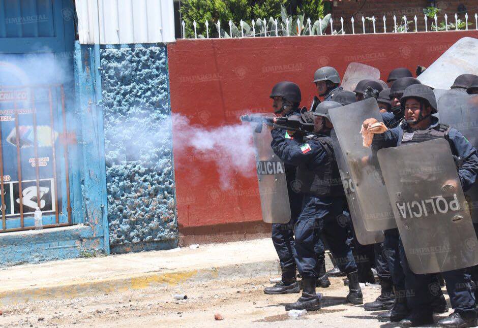 Así fue el enfrentamiento entre elementos de seguridad y sección 22 por la llegada de EPN a Oaxaca | El Imparcial de Oaxaca