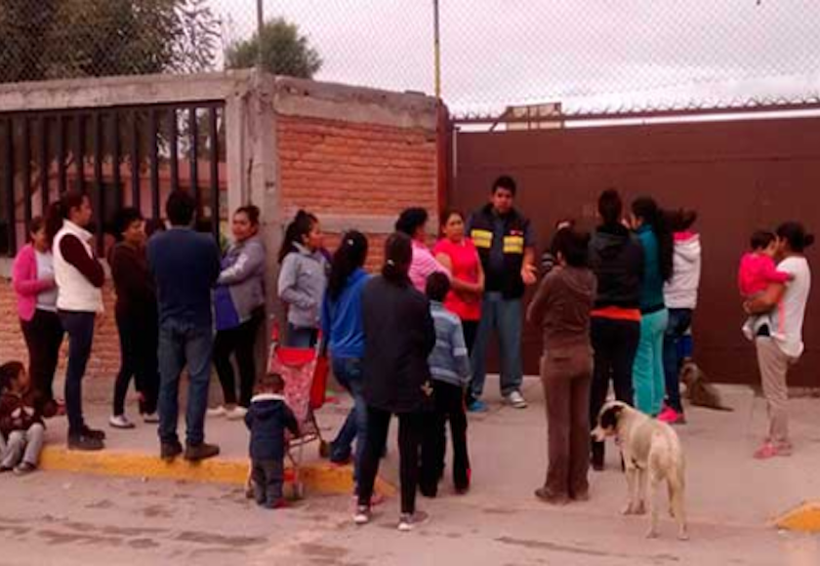 Padres exigen destitución de directora de primaria por obligar a alumnos a hacer el aseo | El Imparcial de Oaxaca