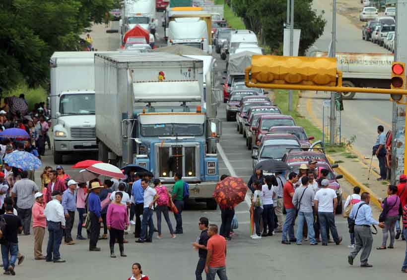En Oaxaca maestros suspenden clases y salen a las calles a bloquear | El Imparcial de Oaxaca