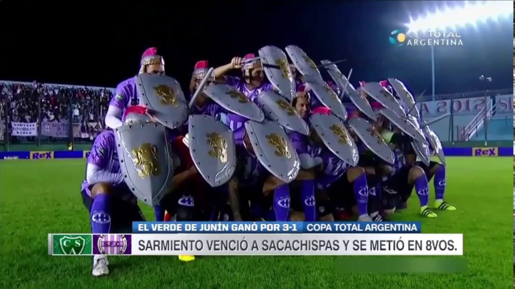 Futbolistas argentinos salen al campo vestidos de gladiadores para intimidar a sus rivales | El Imparcial de Oaxaca