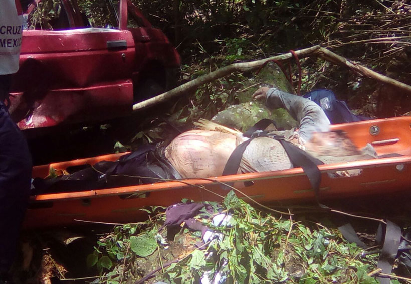 Muere familia al desbarrancarse su auto en la costa de Oaxaca | El Imparcial de Oaxaca