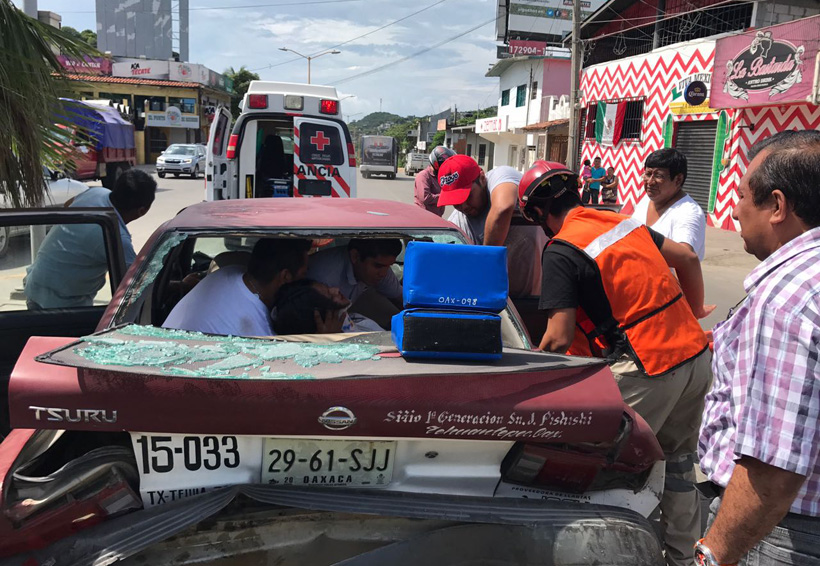 Se lleva el susto de su vida al impactar a taxi en Salina Cruz, Oaxaca