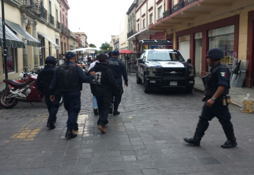 Lo detienen por robar, ataca a un policía con un madero en los separos; a prisión preventiva | El Imparcial de Oaxaca