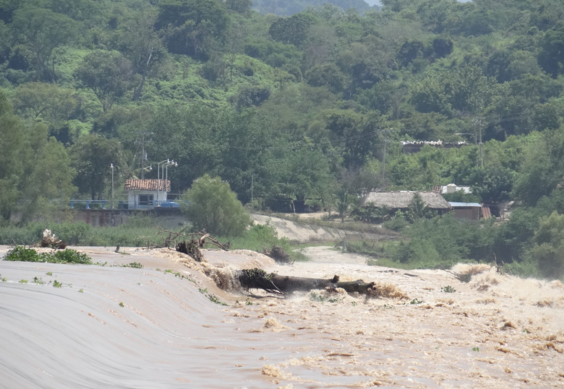 A punto de desbordarse río Verde en la costa de Oaxaca