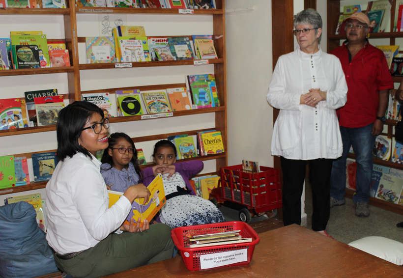 Con donantes oaxaqueños abren nueva sala de lectura
