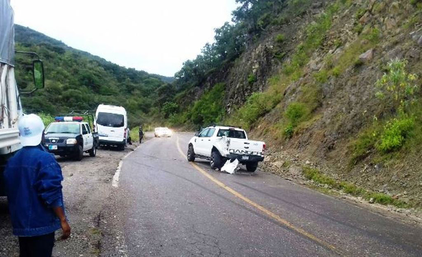 Chocan camioneta y suburban en Nochixtlán, Oaxaca | El Imparcial de Oaxaca