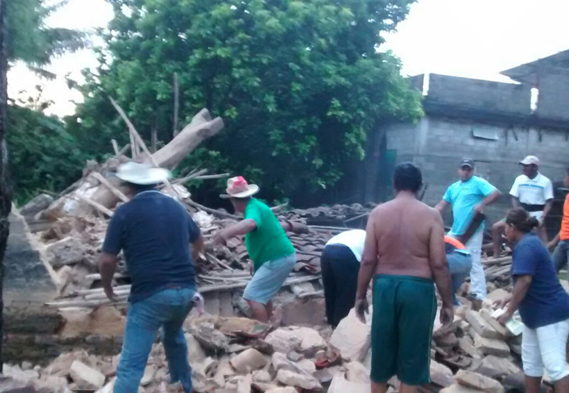 Lluvias tiran casas y dejan anegaciones en San Pedro Tapanatepec, Oaxaca
