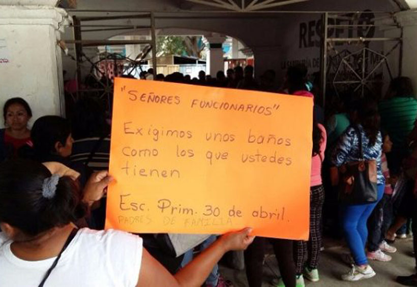 En Oaxaca se manifiestan padres de familia para exigir atención | El Imparcial de Oaxaca