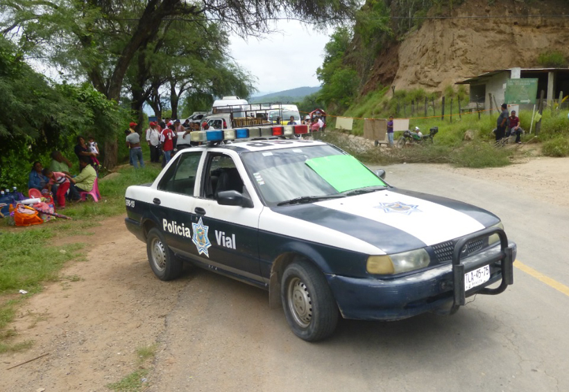 Padres de familia de la Mixteca activan bloqueo en la carretera federal 135 | El Imparcial de Oaxaca