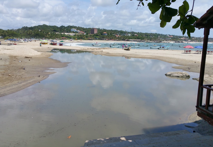 Video: Contaminan la bahía de Puerto Escondido de forma deliberada