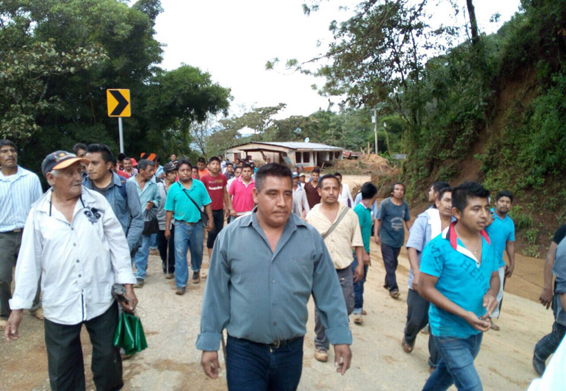 Damnificados de San Pedro Pochutla bloquean la carretera federal 175 | El Imparcial de Oaxaca