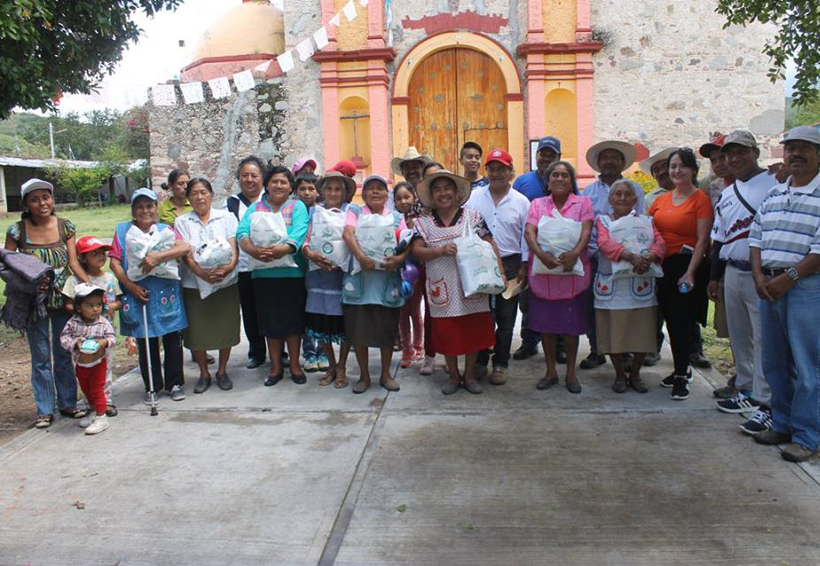 Llevan víveres y apoyo a comunidades olvidadas de la Mixteca