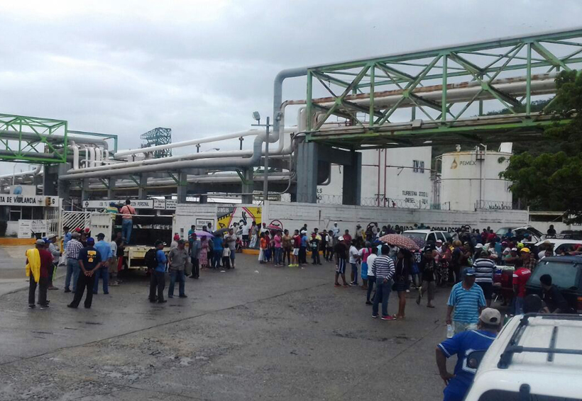 Habitantes de las Salinas del Marqués se manifiestaron en la Terminal Marítima | El Imparcial de Oaxaca