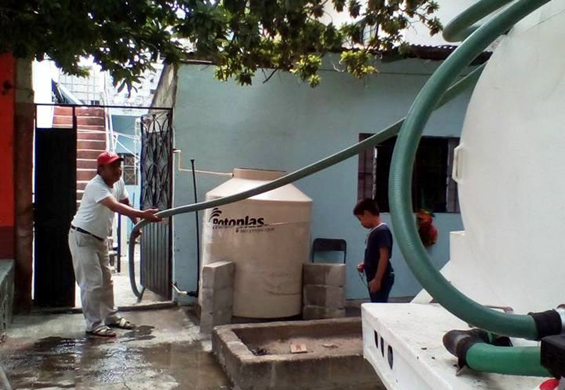 Continúa entrega de agua a ciudadanos de Salina Cruz, Oaxaca