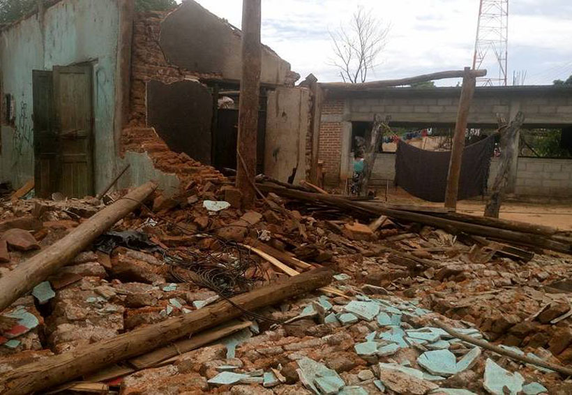 San Pedro Huamelula aún entre escombros por temblor
