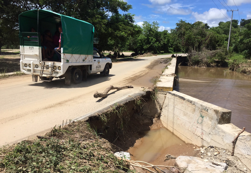 Daños carreteros por intensas lluvias en la Costa Chica de Oaxaca
