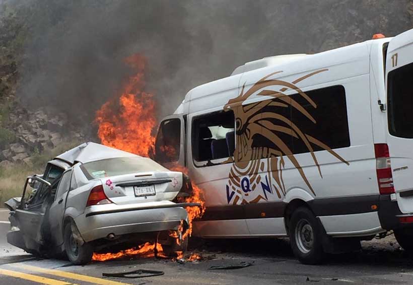 Arden autos en la súper carretera de Oaxaca