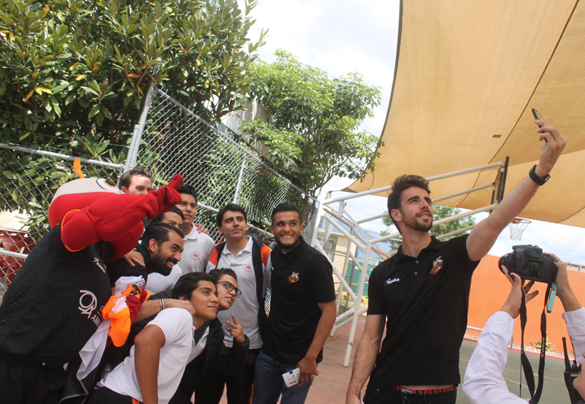 Alebrijes de Oaxaca invitan a los niños al partido de fútbol