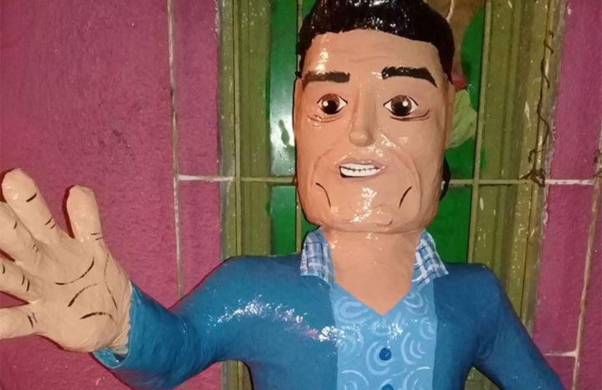 De temporada: piñata de Eduardo Yáñez dando cachetadón | El Imparcial de Oaxaca