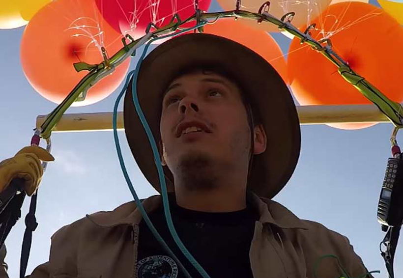 Video: Al estilo ‘Up’, sobrevoló Sudáfrica usando 100 globos