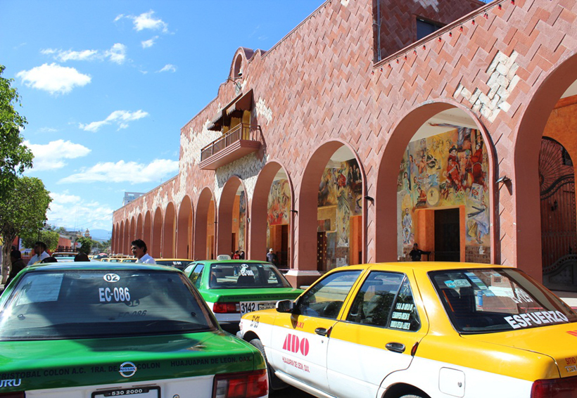 En la Mixteca denuncian invasión de rutas de taxis