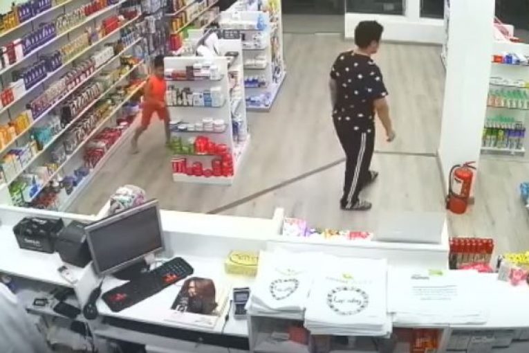 Indigna en redes video de ñiño robando en farmacia en complicidad con adulto | El Imparcial de Oaxaca