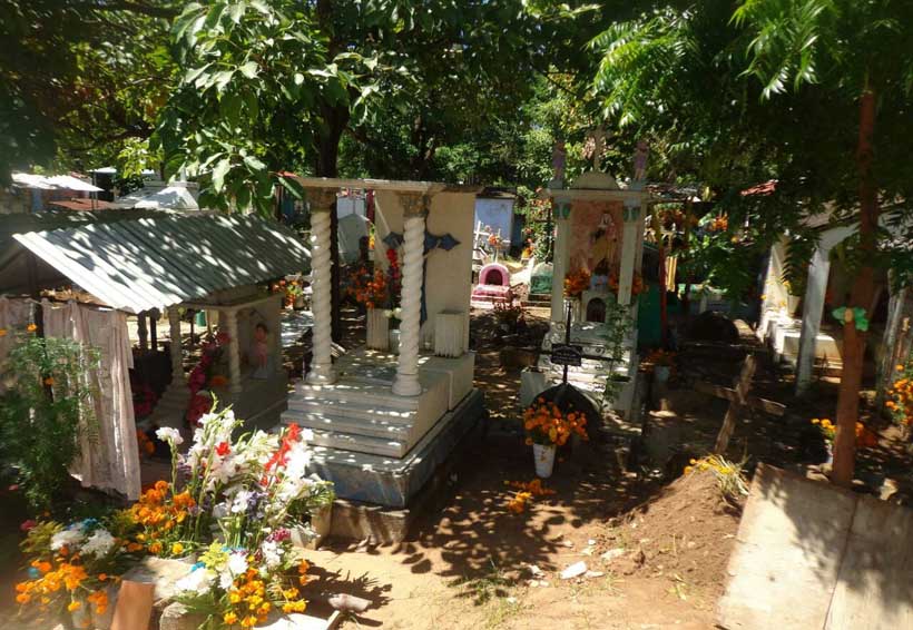 Preparan los panteones en Puerto Escondido para Día de Muertos