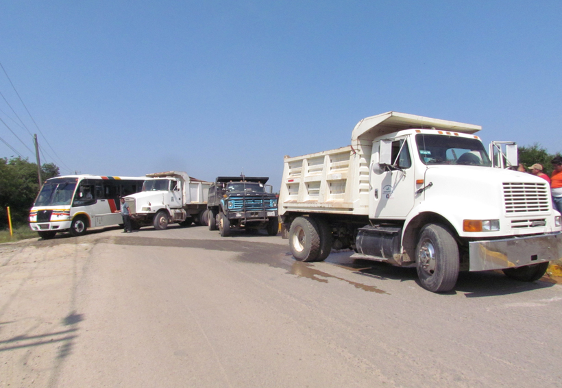 Camioneros del Istmo se disputan acarreo de material pétreo | El Imparcial de Oaxaca