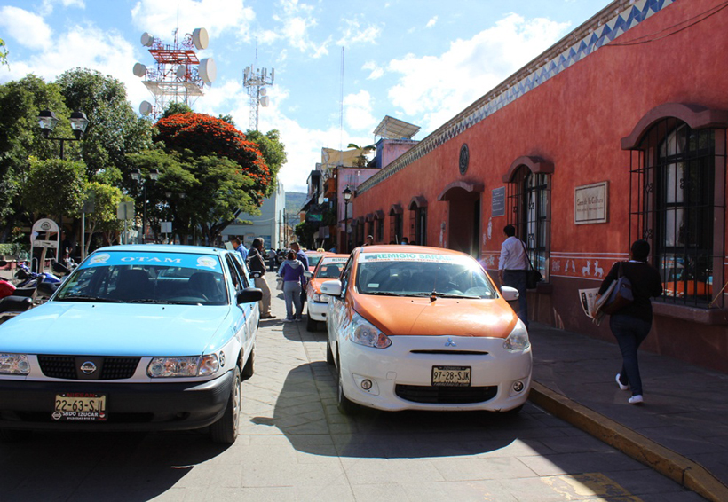 En la Mixteca denuncian invasión de rutas de taxis