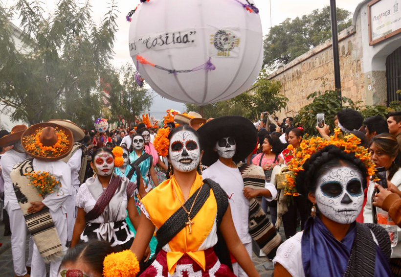 Video: Cautiva monumental comparsa en Oaxaca | El Imparcial de Oaxaca