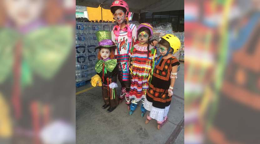 Conmemoran Día de Muertos patinando