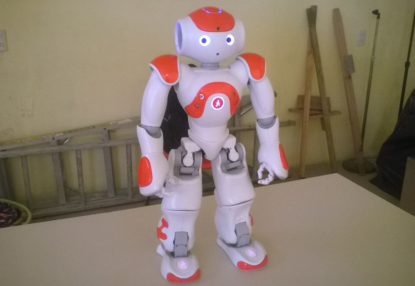 Robot humanoide enseña a niños a bailar el Jarabe Mixteco